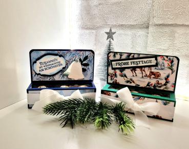 Weihnachtliche Verpackung mit 3 goldene Kugeln