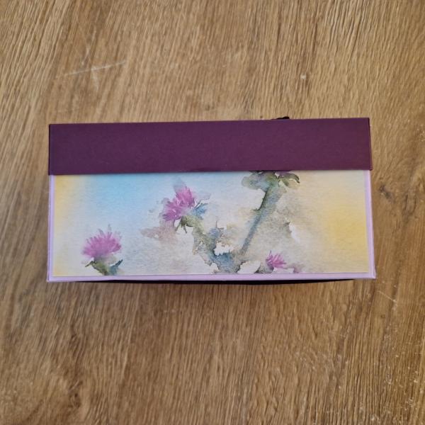 Eine Verpackung der Umarmung - zum Geburtstag - Brombbermousse/ Fresienlila