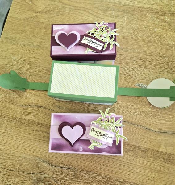 Eine Verpackung der Umarmung - zum Geburtstag - Brombbermousse/ Fresienlila