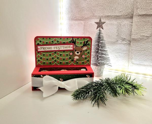 Weihnachtliche Verpackung mit 3 goldene Kugeln