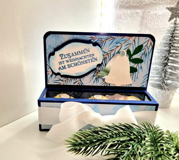 Weihnachtliche Verpackung mit 3 goldene Kugeln